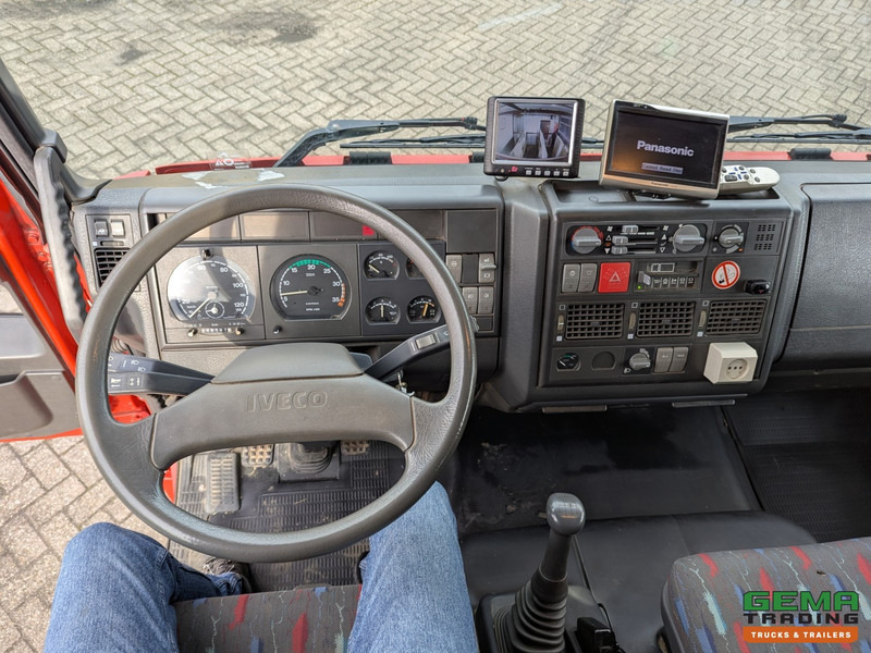 Interior photo 1: Auto na přepravu koní Iveco Tector ML120E24D 4x2 Euro3 DubbelCabine - Paardenwagen 3-Paards - Kleedruimte - Hydraulische klep- TOP!