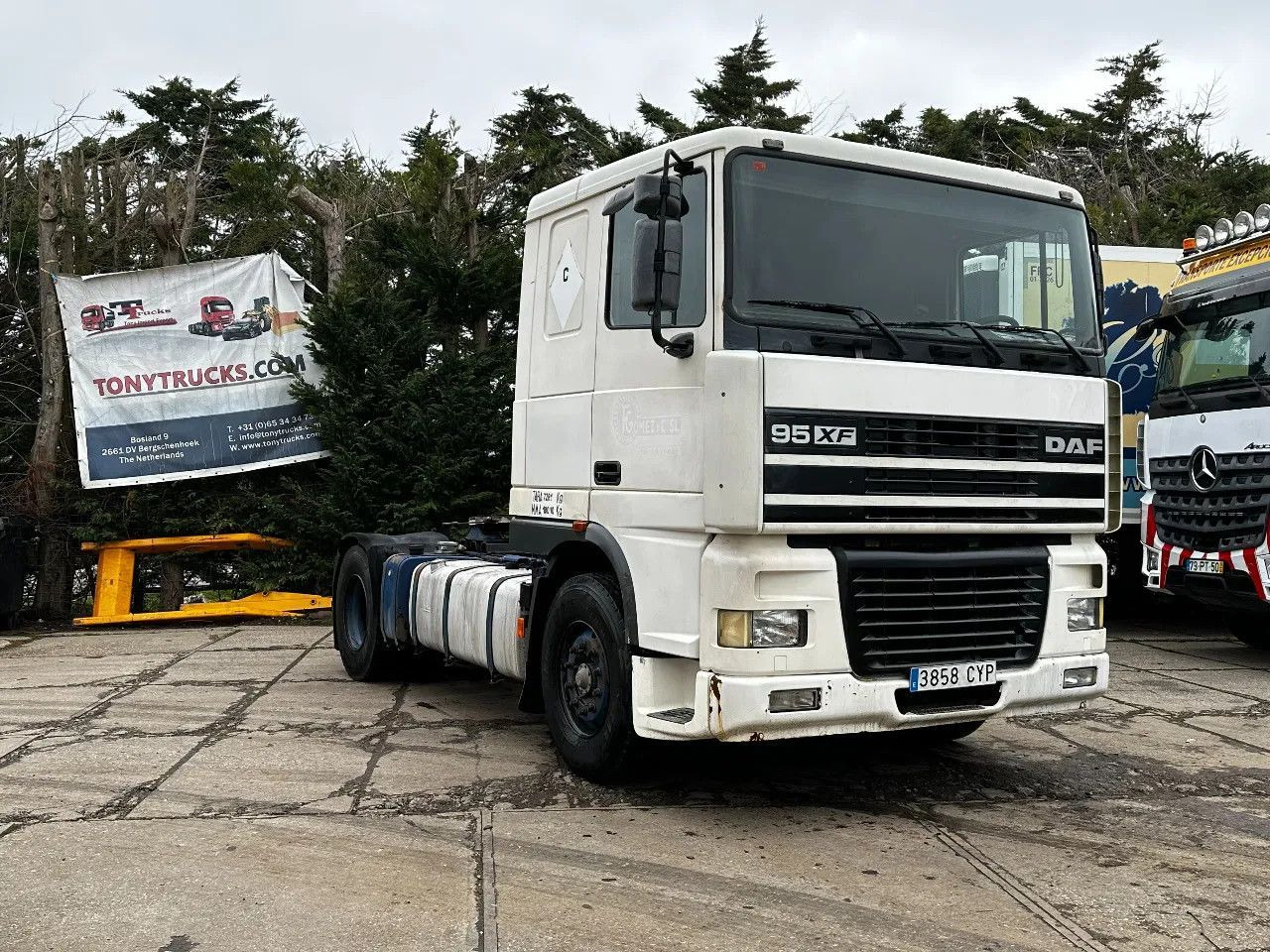 DAF XF 95.380 4X2 Tractor-unit Spring/Air ZF Manual DAF XF 95.380 4X2 Tractor-unit Spring/Air ZF Manual - Tahač: obrázek 1 DAF XF 95.380 4X2 Tractor-unit Spring/Air ZF Manual DAF XF 95.380 4X2 Tractor-unit Spring/Air ZF Manual - Tahač: obrázek 1