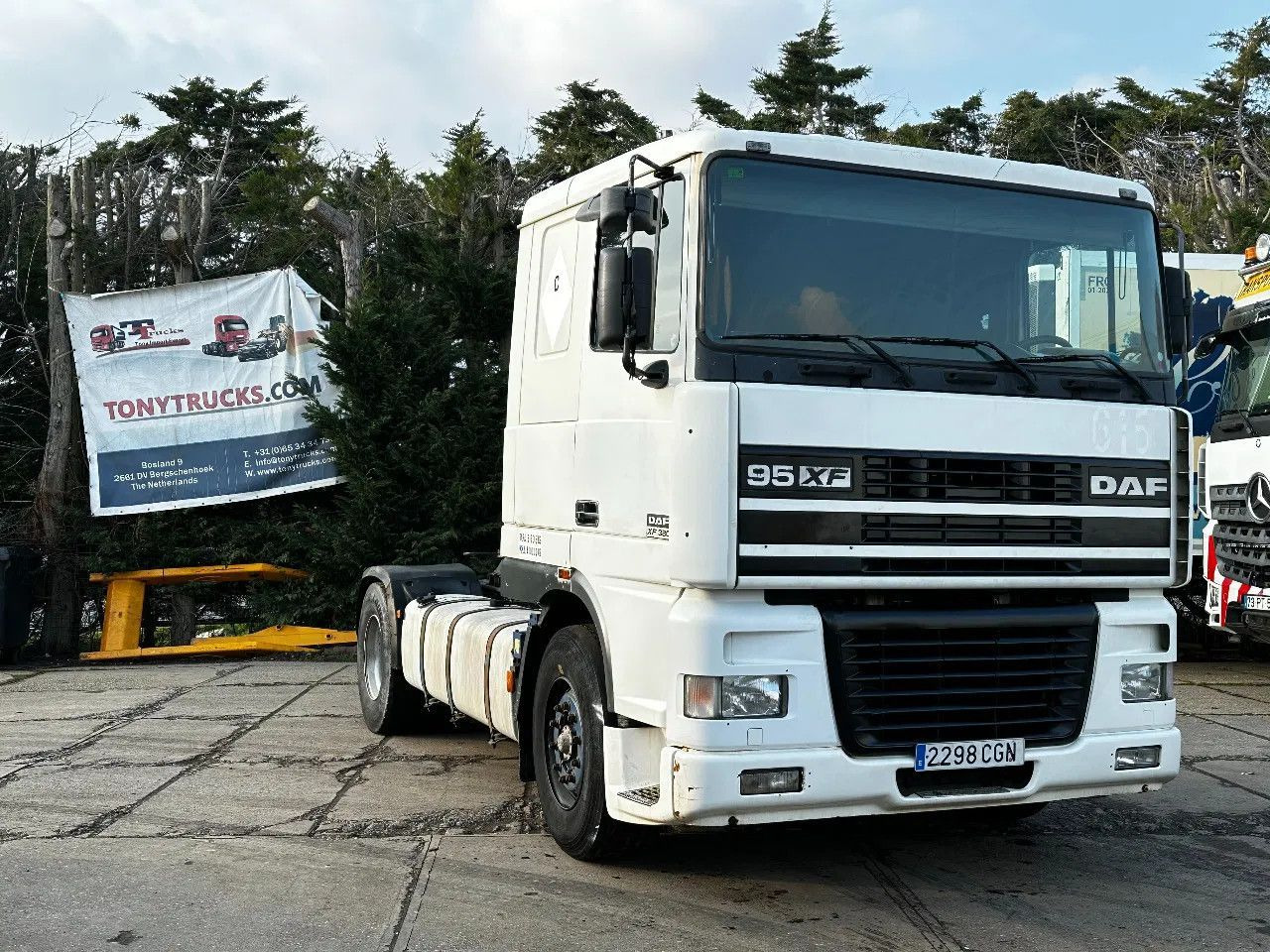 DAF XF 95.380 4X2 Tractor-unit Spring/Air ZF Manual DAF XF 95.380 4X2 Tractor-unit Spring/Air ZF Manual - Tahač: obrázek 1 DAF XF 95.380 4X2 Tractor-unit Spring/Air ZF Manual DAF XF 95.380 4X2 Tractor-unit Spring/Air ZF Manual - Tahač: obrázek 1