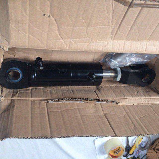 Tilt cylinder complete for Caterpillar - Hydraulický válec pro Manipulační technika: obrázek 1 Tilt cylinder complete for Caterpillar - Hydraulický válec pro Manipulační technika: obrázek 1