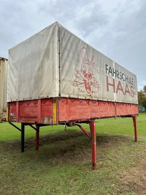 Krone niedrige Türen, Farbe: rot - Plachtová nástavba: obrázek 3 Krone niedrige Türen, Farbe: rot - Plachtová nástavba: obrázek 3