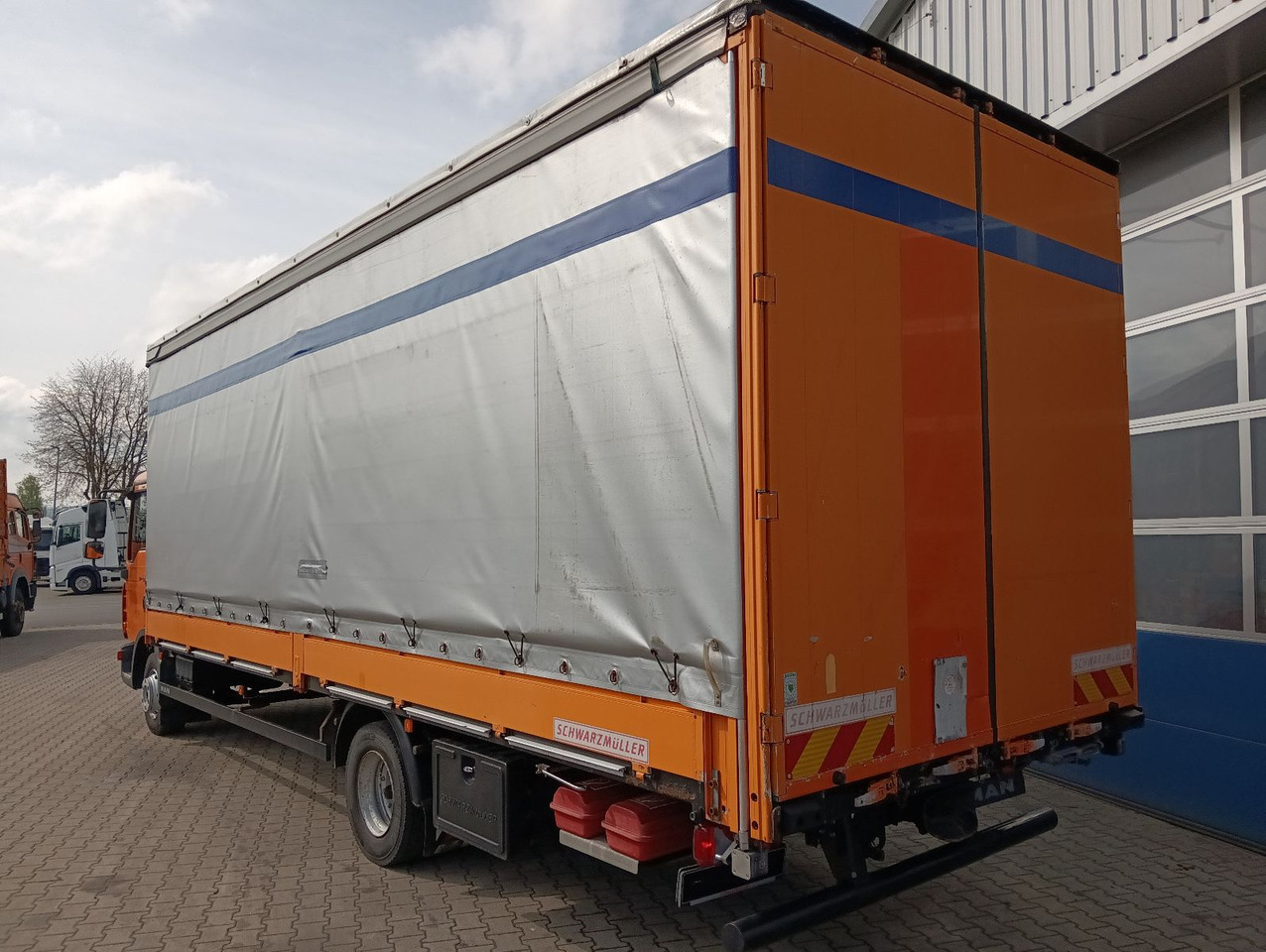 MAN TGL 12.210 4x2 KLIMA,AHK, 7,3m SCHWARZMÜLLER TÜV - Plachtový nákladní auto: obrázek 3 MAN TGL 12.210 4x2 KLIMA,AHK, 7,3m SCHWARZMÜLLER TÜV - Plachtový nákladní auto: obrázek 3