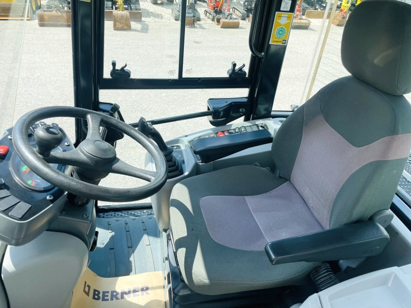 Caterpillar 908M (3637) - Kolový nakladač: obrázek 5 Caterpillar 908M (3637) - Kolový nakladač: obrázek 5