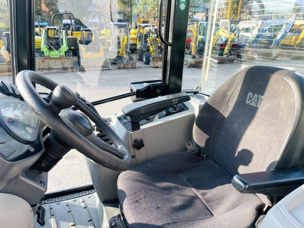 Caterpillar 908M (3893) - Kolový nakladač: obrázek 5 Caterpillar 908M (3893) - Kolový nakladač: obrázek 5