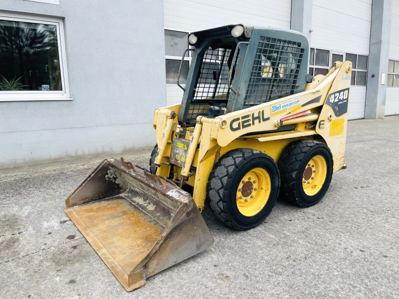 Gehl SL4240 (3746) - Smykový nakladač: obrázek 4 Gehl SL4240 (3746) - Smykový nakladač: obrázek 4