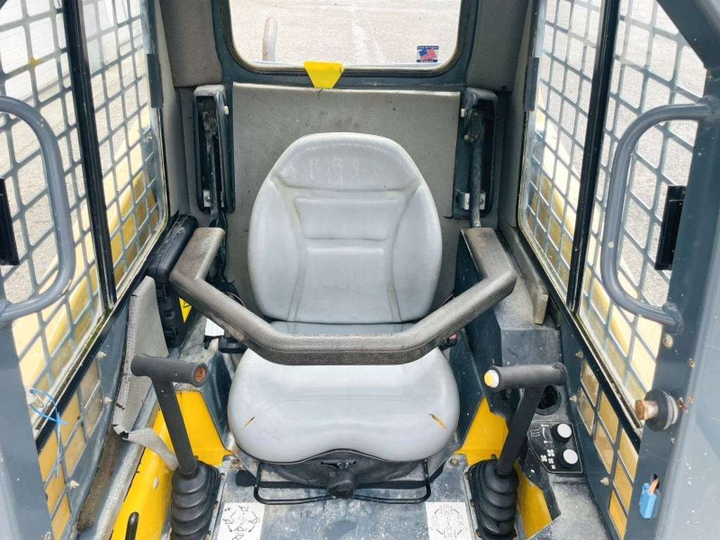 Gehl SL4240 (4035) - Smykový nakladač: obrázek 5 Gehl SL4240 (4035) - Smykový nakladač: obrázek 5