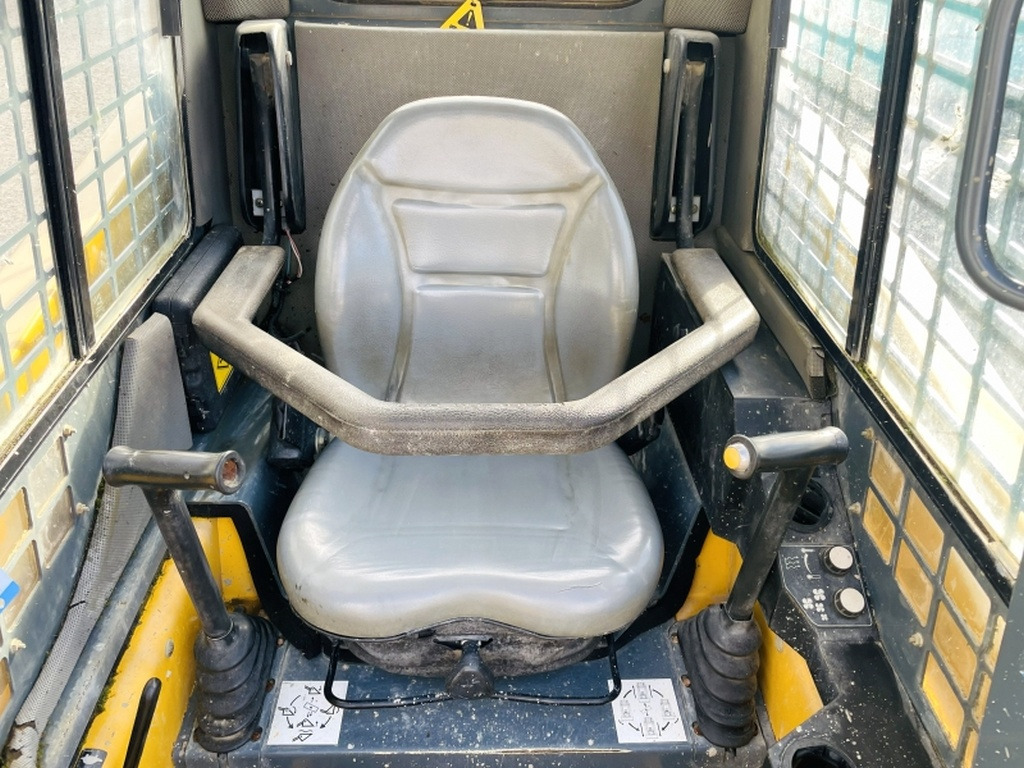 Gehl SL4240 (4090) - Smykový nakladač: obrázek 5 Gehl SL4240 (4090) - Smykový nakladač: obrázek 5