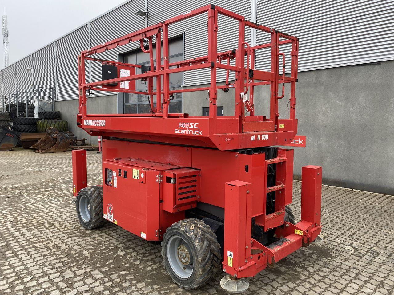Manitou 140SC - Nůžková plošina: obrázek 2 Manitou 140SC - Nůžková plošina: obrázek 2