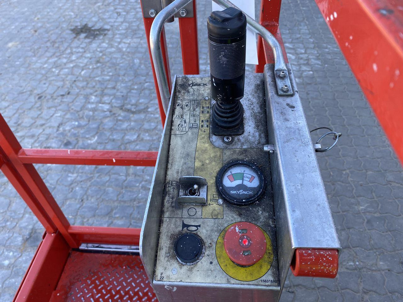 Skyjack SJ12 - Vertikální sloupový výtah: obrázek 3 Skyjack SJ12 - Vertikální sloupový výtah: obrázek 3