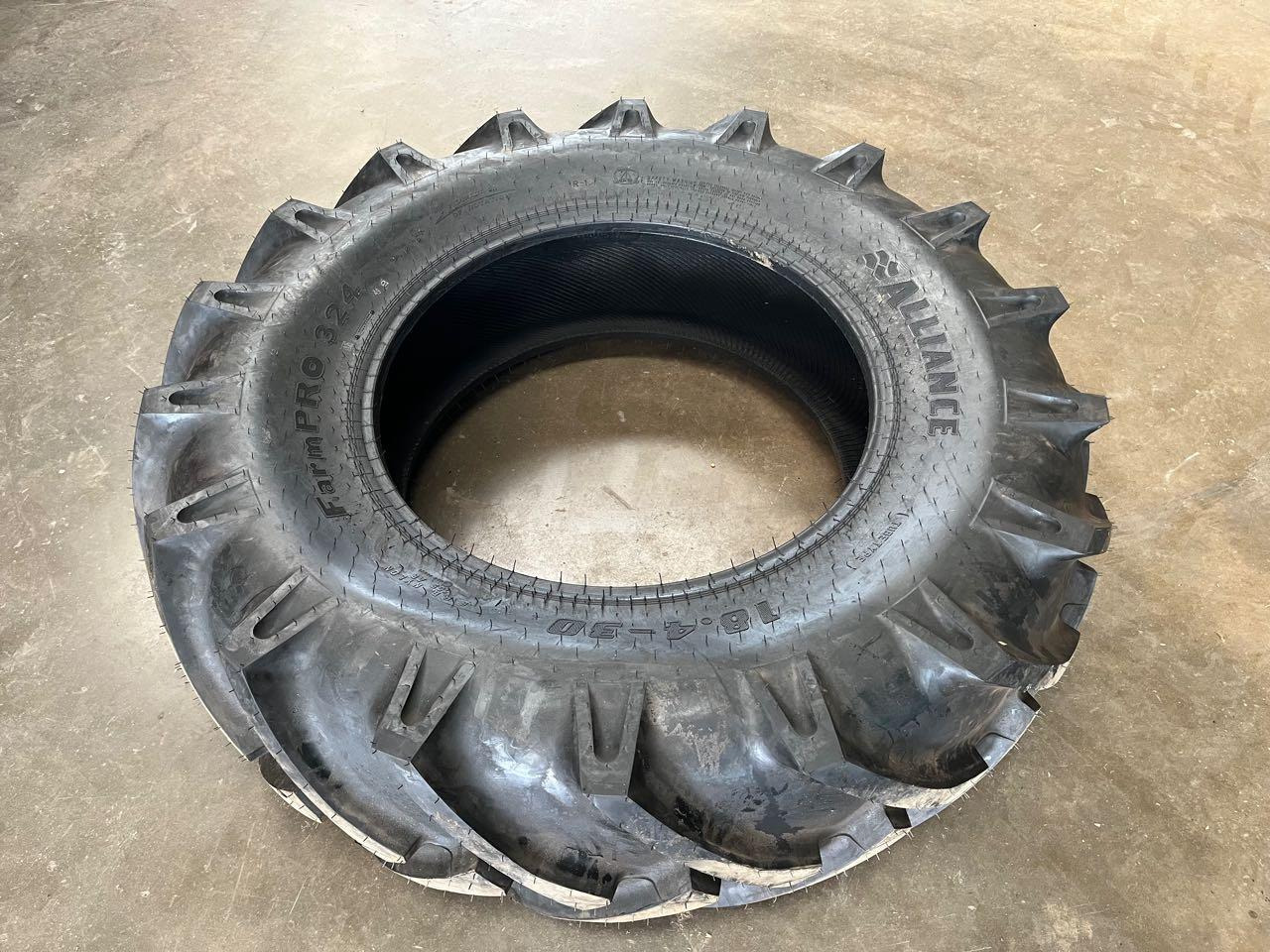 Alliance Farmpro 324, 18.4-30 8PR, 139 A8 - Pneumatiky: obrázek 1 Alliance Farmpro 324, 18.4-30 8PR, 139 A8 - Pneumatiky: obrázek 1