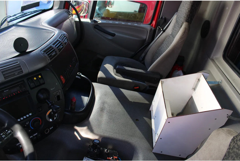 Interior photo 1: Sklápěč Ginaf X 4446 TS + EURO 5 + TIPPER + 8X8
