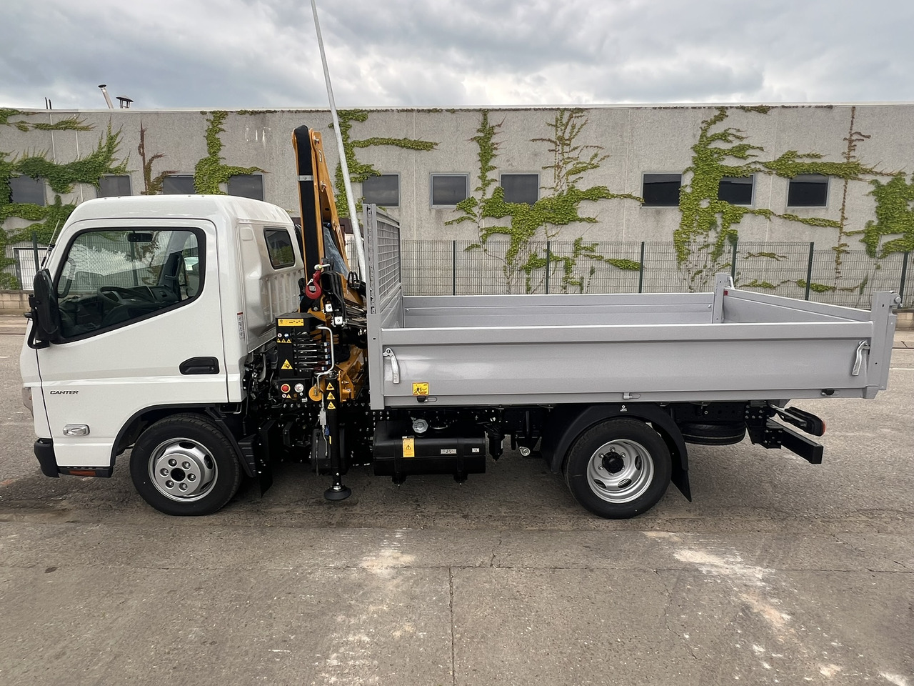 FUSO 35 3S - Auto s hydraulickou rukou: obrázek 2 FUSO 35 3S - Auto s hydraulickou rukou: obrázek 2