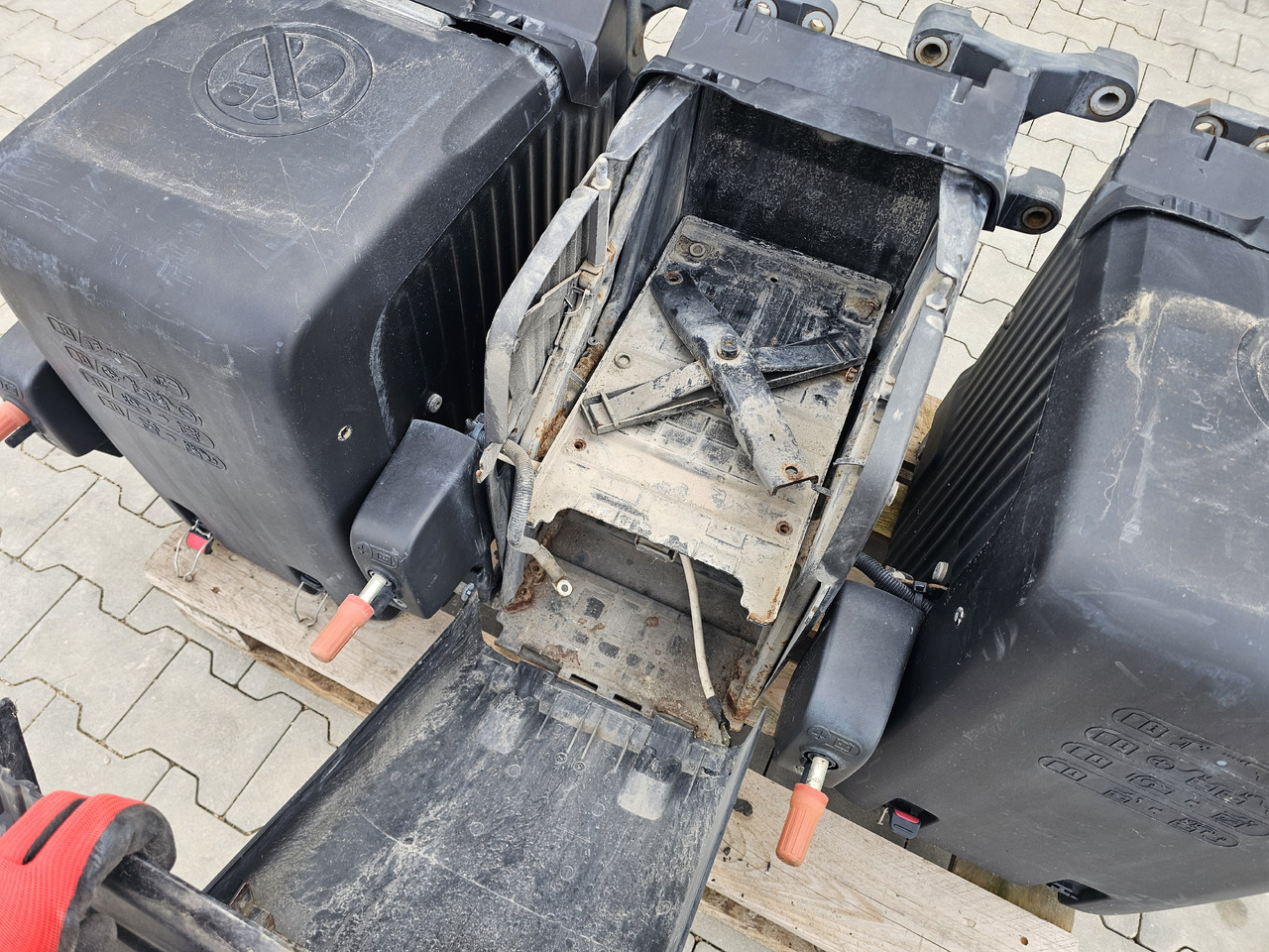 DAF XF106 EURO 6 / VERTICAL BATTERY BOX - Akumulátor: obrázek 4 DAF XF106 EURO 6 / VERTICAL BATTERY BOX - Akumulátor: obrázek 4