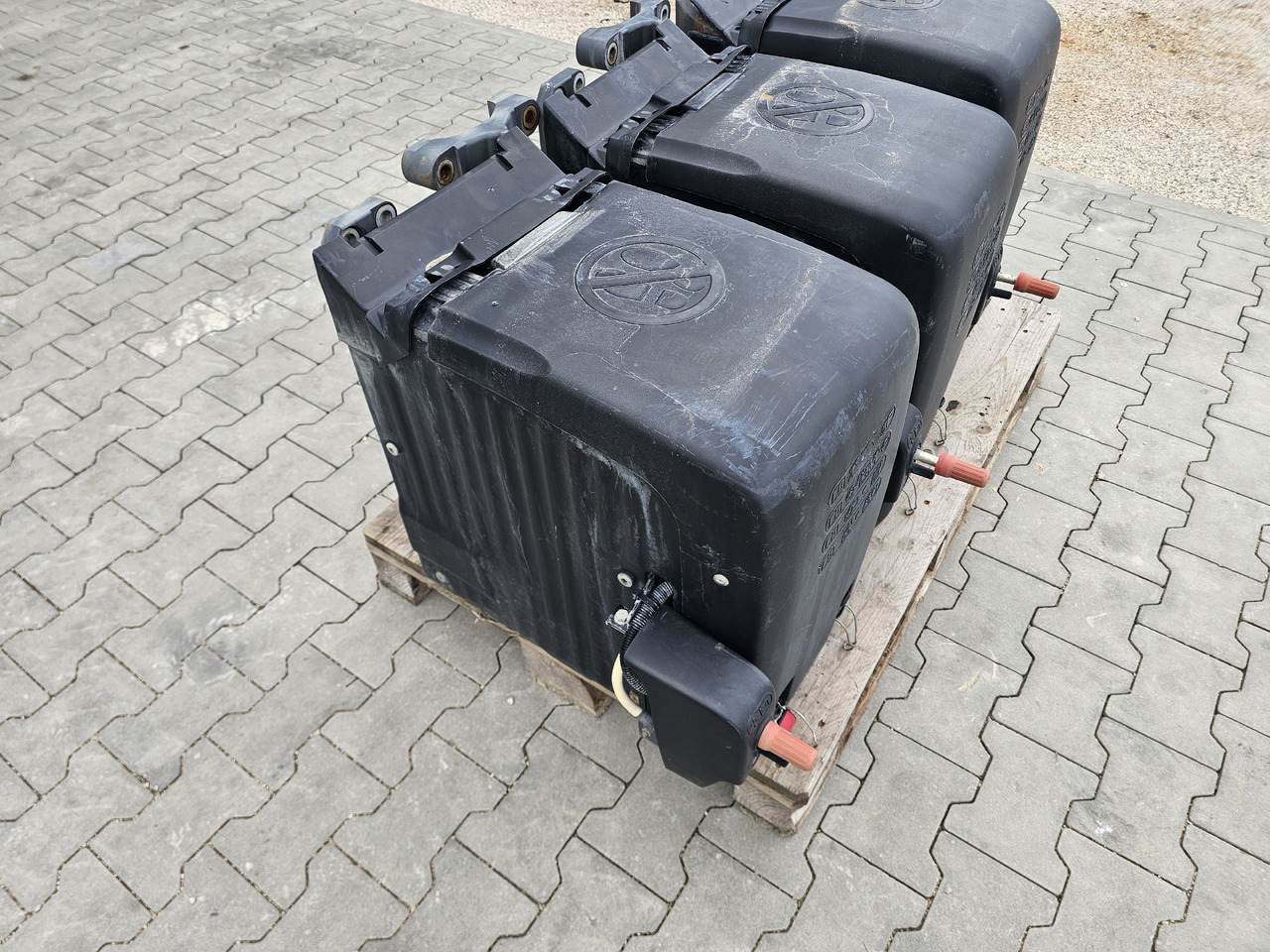DAF XF106 EURO 6 / VERTICAL BATTERY BOX - Akumulátor: obrázek 2 DAF XF106 EURO 6 / VERTICAL BATTERY BOX - Akumulátor: obrázek 2
