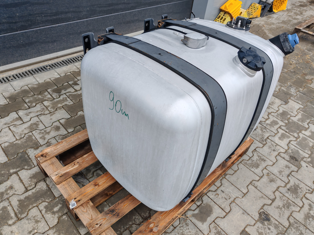 MERCEDES-BENZ ACTROS MP4 / FUEL & ADBLUE TANK / 300L - Palivová nádrž: obrázek 3 MERCEDES-BENZ ACTROS MP4 / FUEL & ADBLUE TANK / 300L - Palivová nádrž: obrázek 3