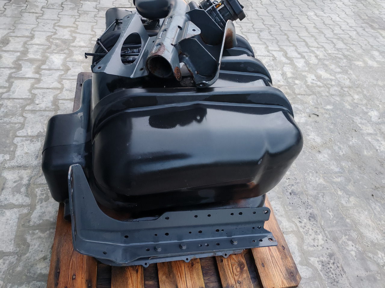 MERCEDES-BENZ ATEGO MP4 EURO6 / COMPLETE FUEL TANK / 180L / A9674710001 - Palivová nádrž: obrázek 4 MERCEDES-BENZ ATEGO MP4 EURO6 / COMPLETE FUEL TANK / 180L / A9674710001 - Palivová nádrž: obrázek 4