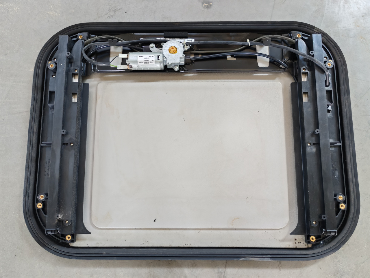 RENAULT RANGE T / SUNROOF / 7484505331 - Okno a díly: obrázek 2 RENAULT RANGE T / SUNROOF / 7484505331 - Okno a díly: obrázek 2