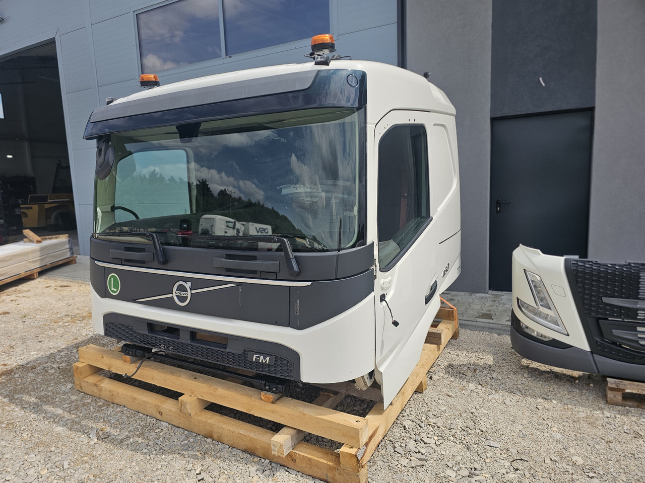 VOLVO FM5 LOW ROOF / L2 H1 / COMPLETE CAB / 2022 - Kabina: obrázek 1 VOLVO FM5 LOW ROOF / L2 H1 / COMPLETE CAB / 2022 - Kabina: obrázek 1