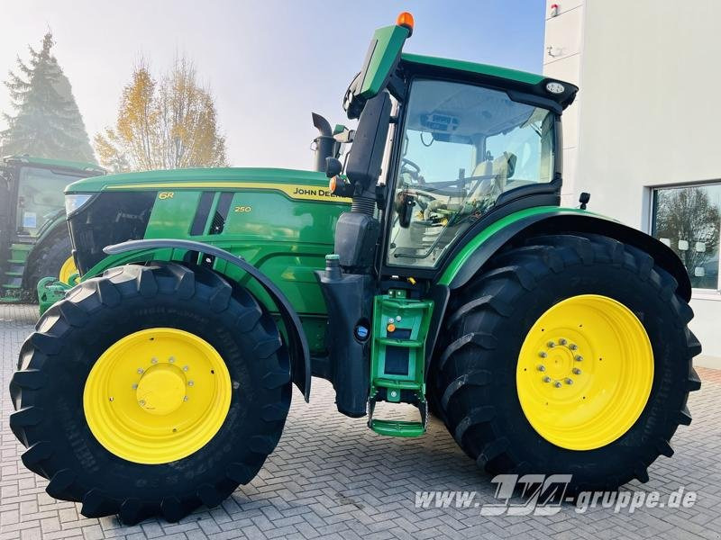 John Deere 6R 250 - Traktor: obrázek 3 John Deere 6R 250 - Traktor: obrázek 3
