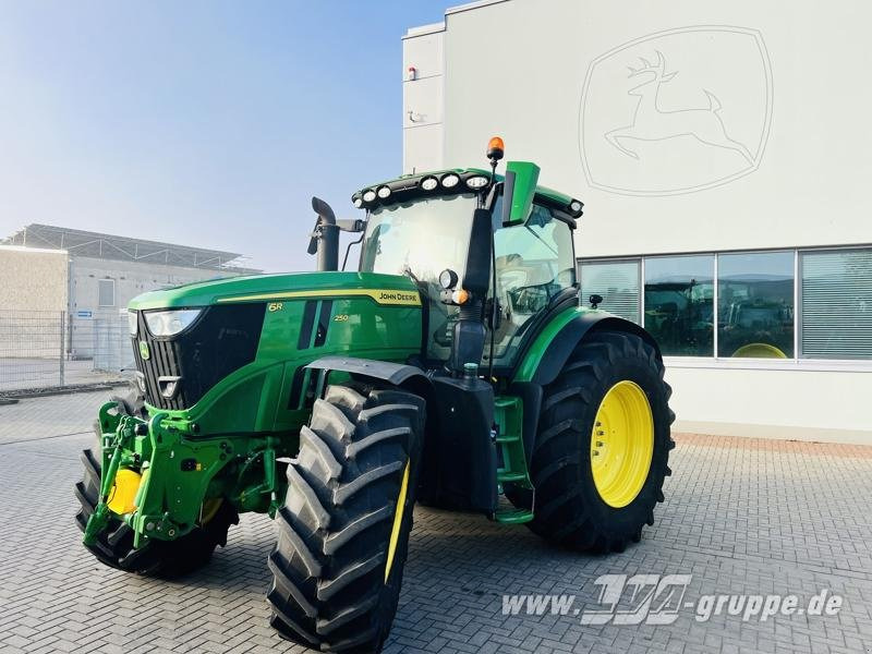 John Deere 6R 250 - Traktor: obrázek 2 John Deere 6R 250 - Traktor: obrázek 2