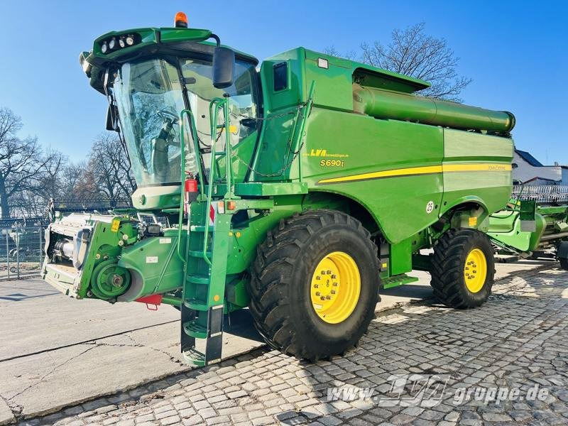 John Deere S690 - Sklízecí mlátička: obrázek 1 John Deere S690 - Sklízecí mlátička: obrázek 1