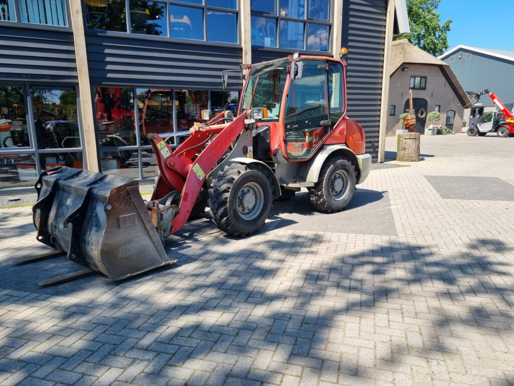 KOMATSU WA70-5 - Kolový nakladač: obrázek 2 KOMATSU WA70-5 - Kolový nakladač: obrázek 2