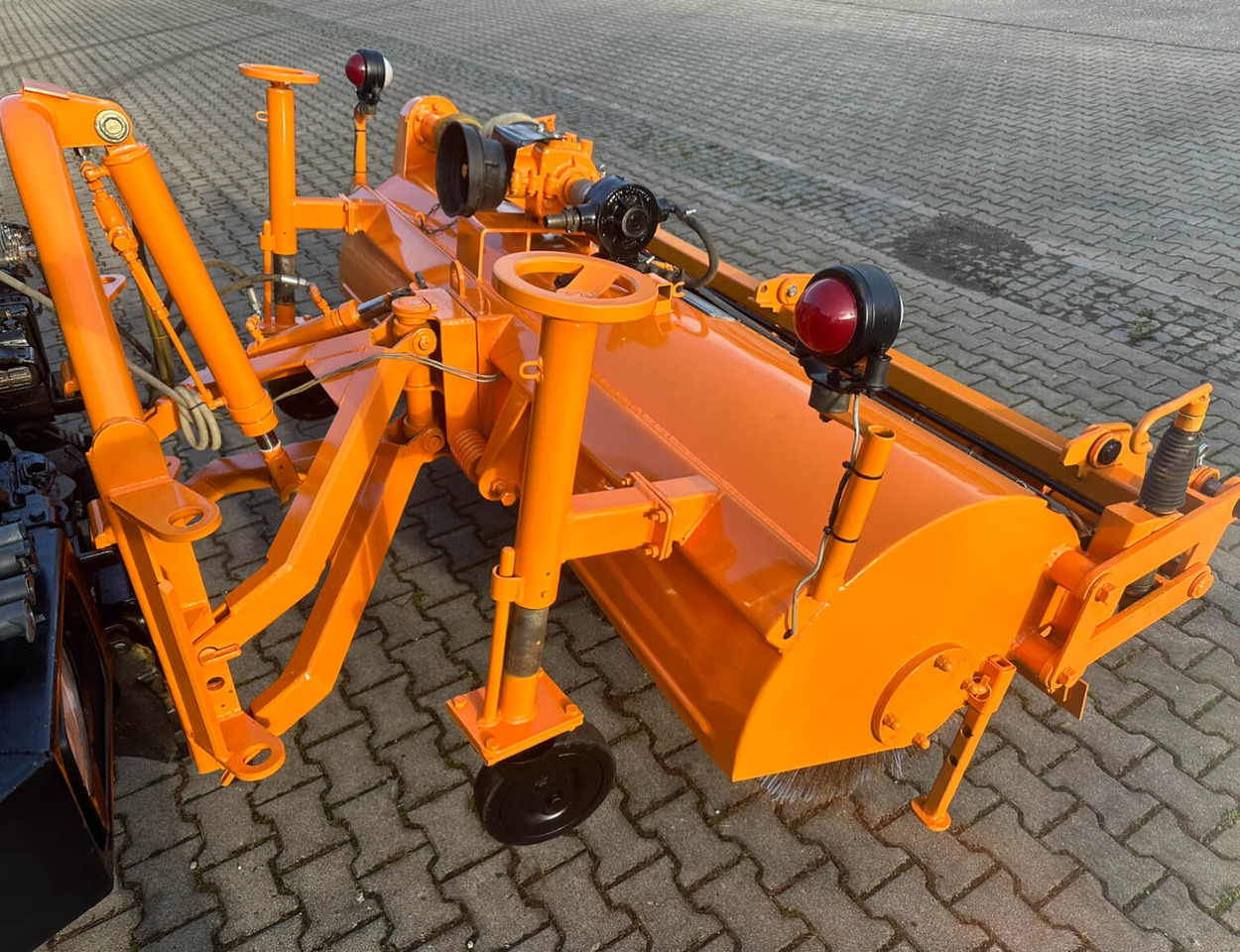 Unimog Frontanbaukehrbesen Schmidt VKS4.2 - Zametač: obrázek 3 Unimog Frontanbaukehrbesen Schmidt VKS4.2 - Zametač: obrázek 3