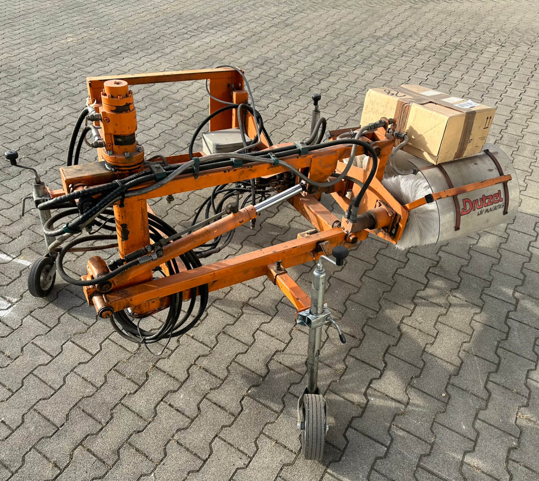 Unimog Leitpfostenwaschgerät Drutzel LWG-U-300 - Zametač: obrázek 5 Unimog Leitpfostenwaschgerät Drutzel LWG-U-300 - Zametač: obrázek 5