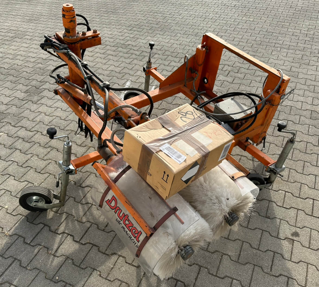 Unimog Leitpfostenwaschgerät Drutzel LWG-U-300 - Zametač: obrázek 3 Unimog Leitpfostenwaschgerät Drutzel LWG-U-300 - Zametač: obrázek 3