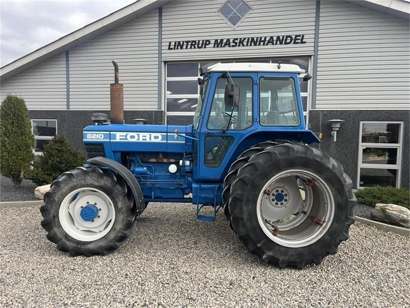 Traktor Ford 8210 En rigtig velholdt klassiker med tvillinghjul: obrázek 9