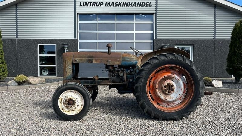 Fordson Major Motoren mangler, men mange god dele. - Traktor: obrázek 1 Fordson Major Motoren mangler, men mange god dele. - Traktor: obrázek 1