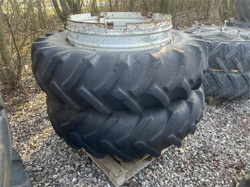 Goodyear 16,9 X 38 Hvide med ring og 5 Dual låse - Pneumatiky pro Zemědělská technika: obrázek 1 Goodyear 16,9 X 38 Hvide med ring og 5 Dual låse - Pneumatiky pro Zemědělská technika: obrázek 1