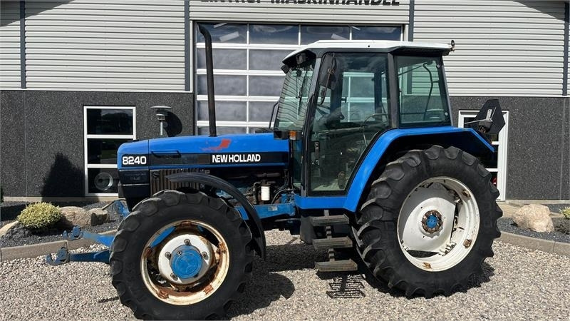New Holland 8240 SLE Med frontlift og frontPTO - Traktor: obrázek 1 New Holland 8240 SLE Med frontlift og frontPTO - Traktor: obrázek 1