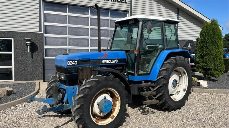 New Holland 8240 SLE Med frontlift og frontPTO - Traktor: obrázek 2 New Holland 8240 SLE Med frontlift og frontPTO - Traktor: obrázek 2