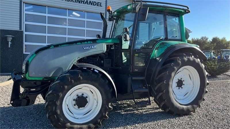 Valtra T130 med 3.5ton frontlift - Traktor: obrázek 2 Valtra T130 med 3.5ton frontlift - Traktor: obrázek 2