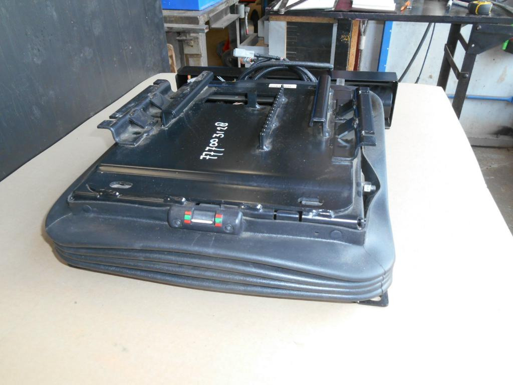 New Holland 73327303 - - Sedaček pro Stavební technika: obrázek 2 New Holland 73327303 - - Sedaček pro Stavební technika: obrázek 2