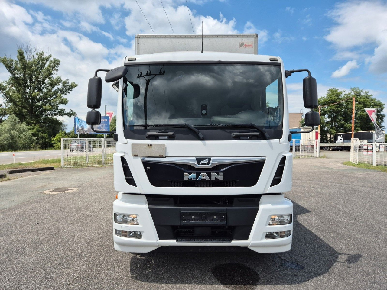 MAN TGM 15.250 - Skříňový nákladní auto: obrázek 2 MAN TGM 15.250 - Skříňový nákladní auto: obrázek 2