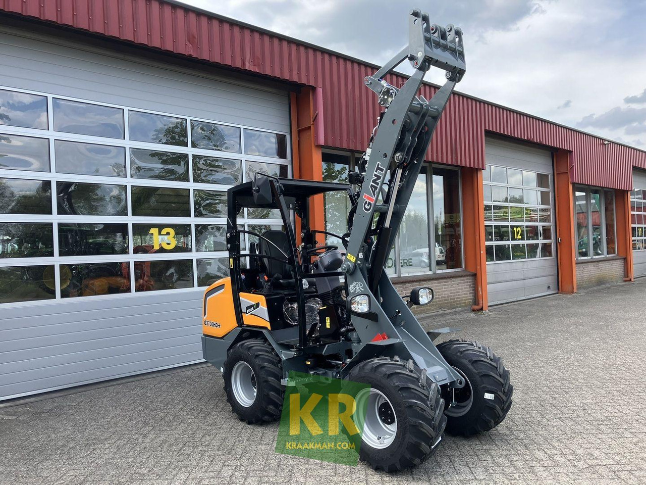 Giant G2700 HD+ - Kloubový nakladač: obrázek 3 Giant G2700 HD+ - Kloubový nakladač: obrázek 3