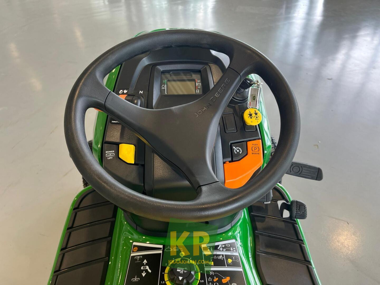 John Deere X380 - Sekačka na trávu: obrázek 1 John Deere X380 - Sekačka na trávu: obrázek 1