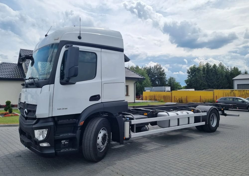 Mercedes-Benz Actros 1836 - Plachtový nákladní auto: obrázek 1 Mercedes-Benz Actros 1836 - Plachtový nákladní auto: obrázek 1