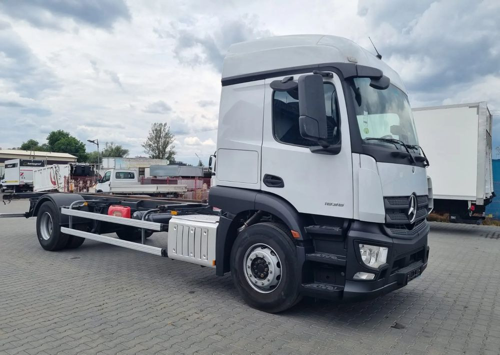 Mercedes-Benz Actros 1836 - Plachtový nákladní auto: obrázek 2 Mercedes-Benz Actros 1836 - Plachtový nákladní auto: obrázek 2