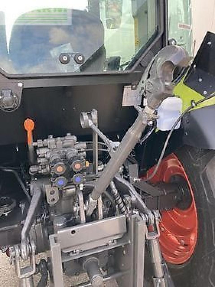 CLAAS elios 210 - Traktor: obrázek 4 CLAAS elios 210 - Traktor: obrázek 4