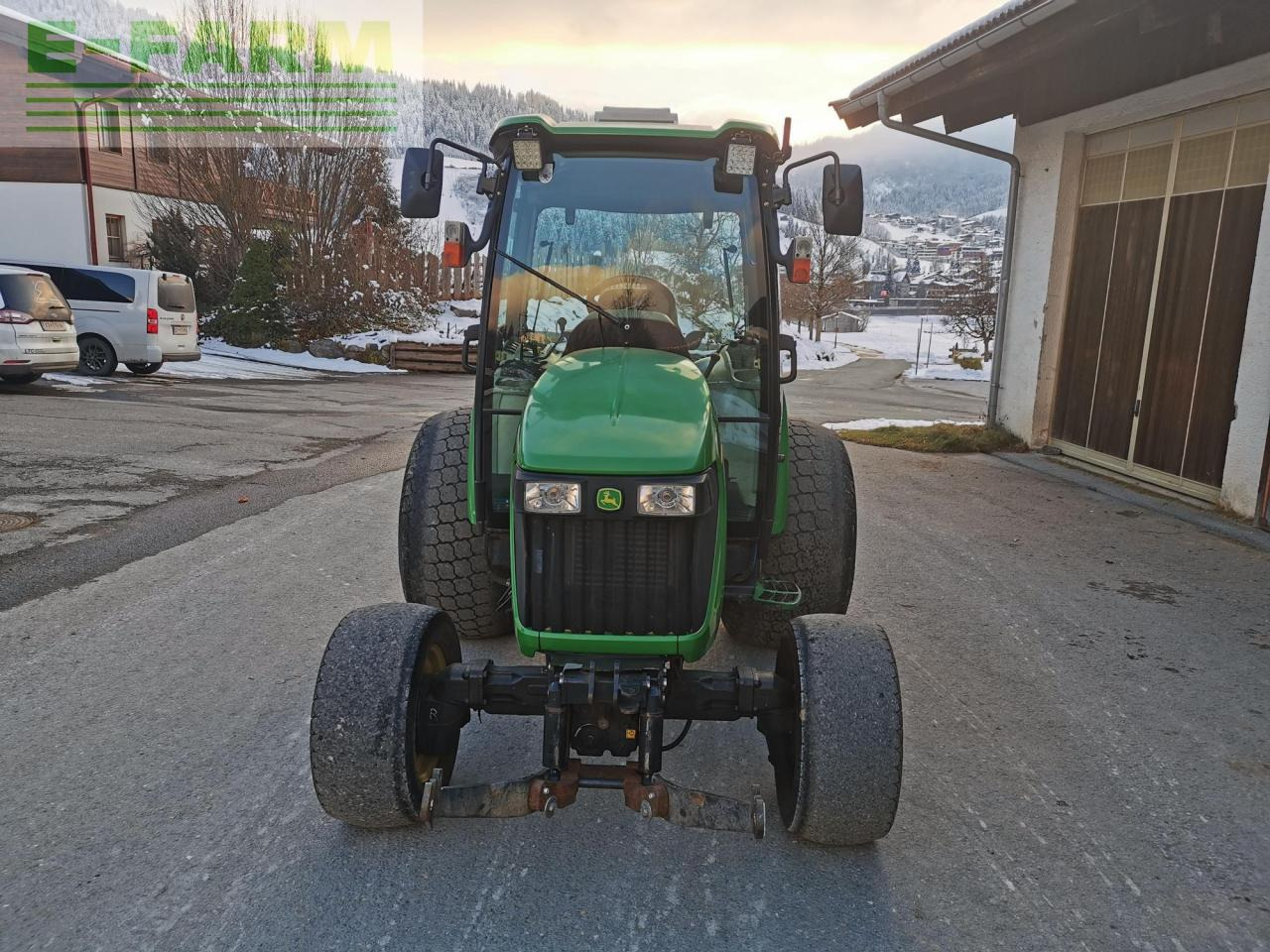 John Deere 4720 - Traktor: obrázek 2 John Deere 4720 - Traktor: obrázek 2