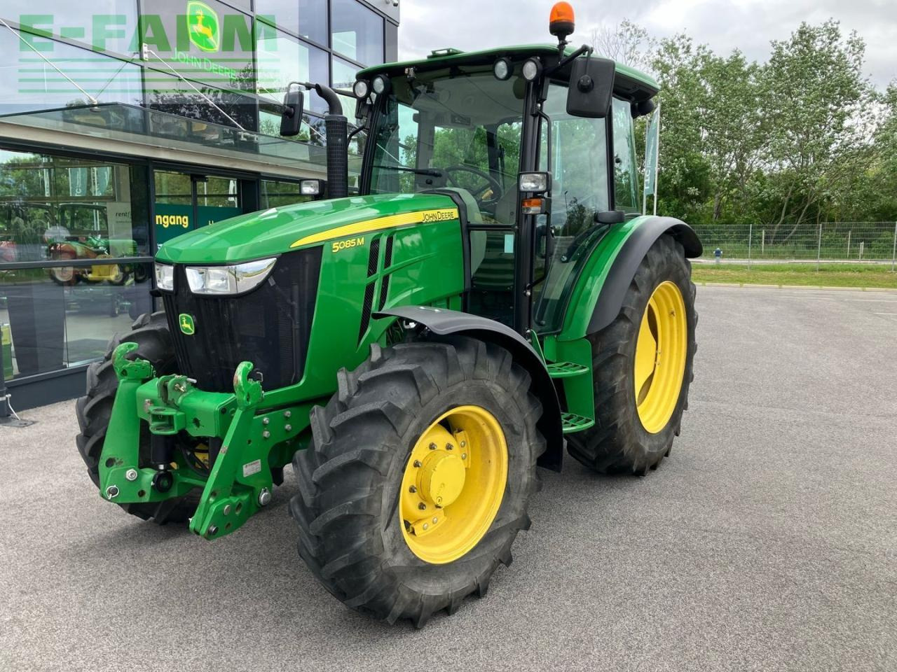 John Deere 5085M - Traktor: obrázek 1 John Deere 5085M - Traktor: obrázek 1