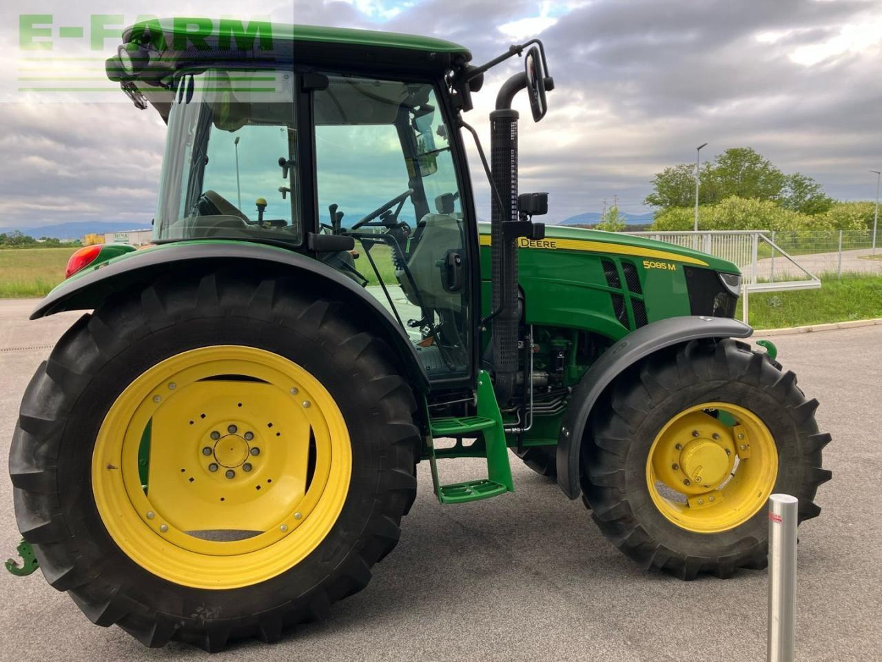 John Deere 5085M - Traktor: obrázek 5 John Deere 5085M - Traktor: obrázek 5