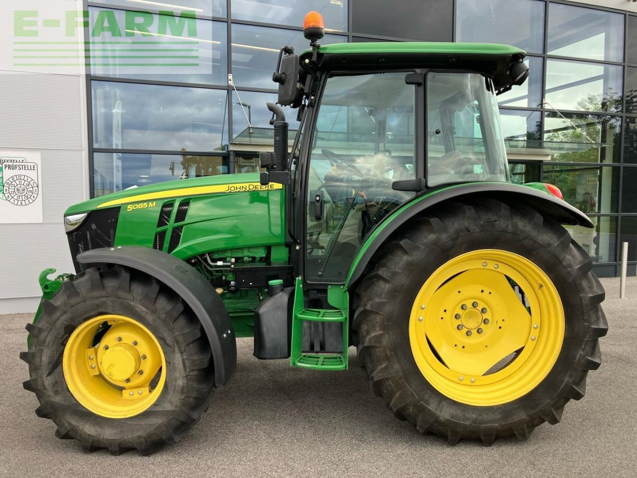 John Deere 5085M - Traktor: obrázek 2 John Deere 5085M - Traktor: obrázek 2
