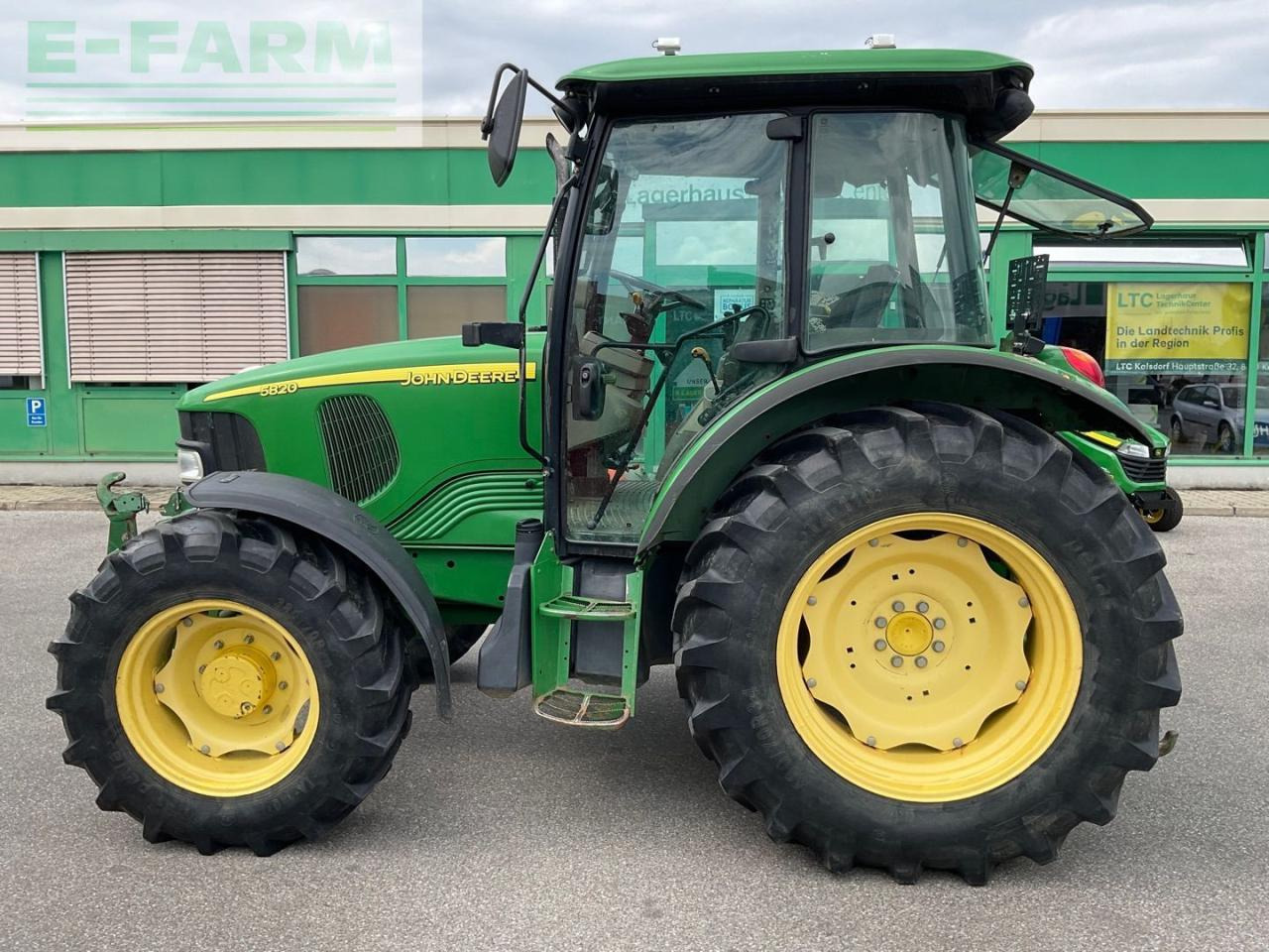 John Deere 5820 - Traktor: obrázek 2 John Deere 5820 - Traktor: obrázek 2