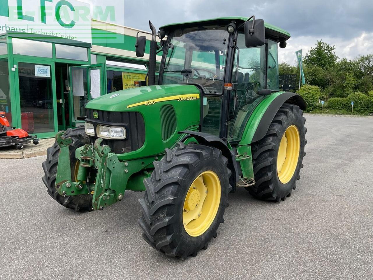 John Deere 5820 - Traktor: obrázek 1 John Deere 5820 - Traktor: obrázek 1