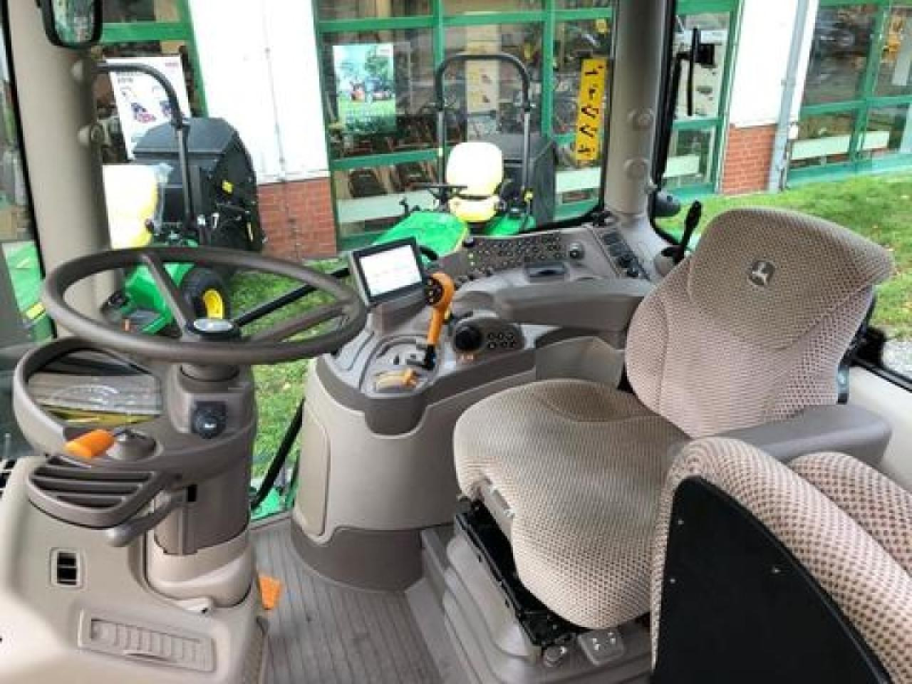 Traktor John Deere 6155r: obrázek 8 Traktor John Deere 6155r: obrázek 8