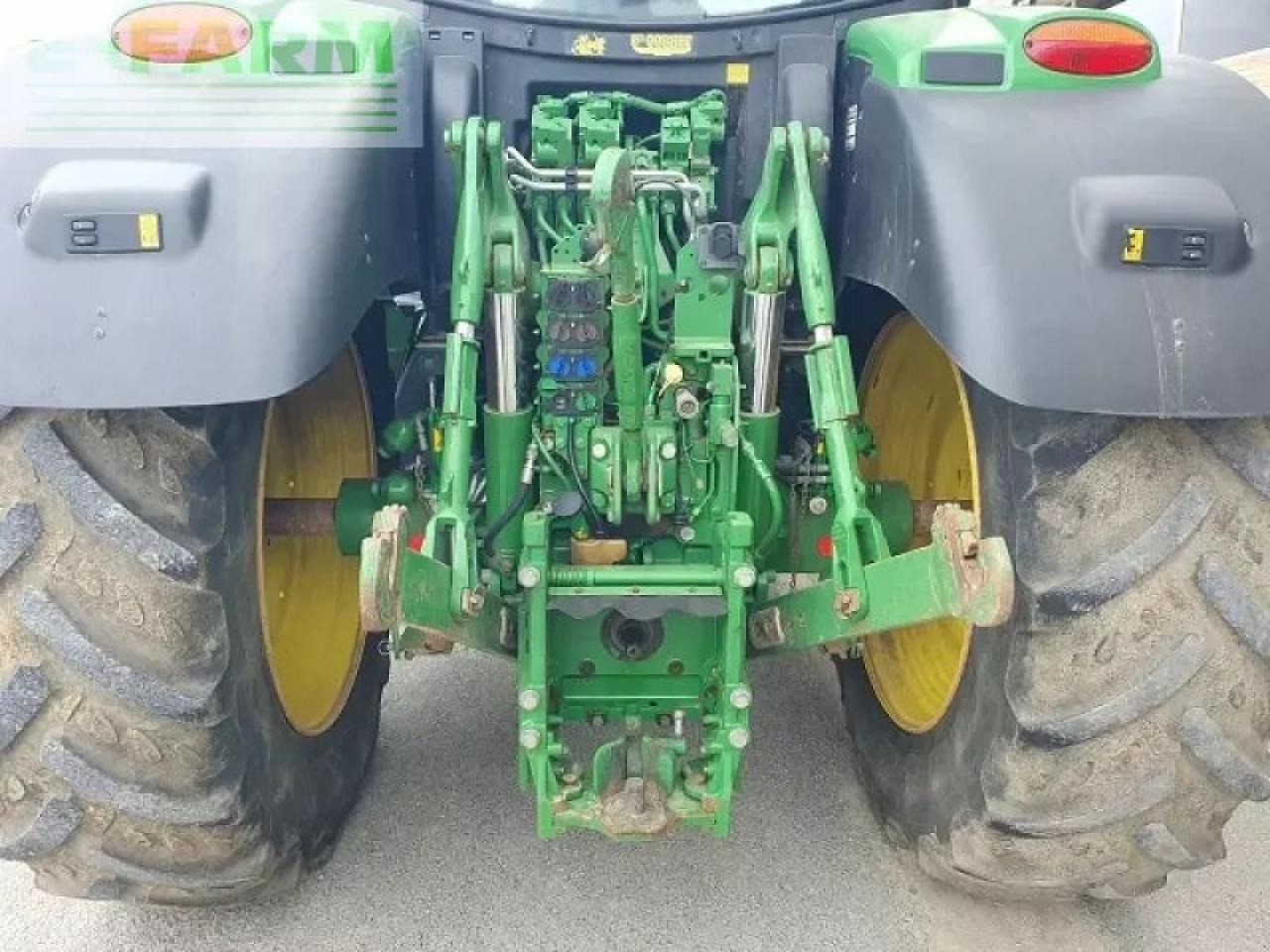 Traktor John Deere 6215r: obrázek 7